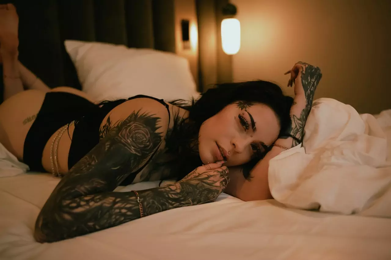 leslaura_official cover