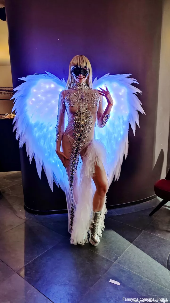 Christmas is coming. hopefull a lot of others too 😈  are you ready to be kissed by an angel ?

#sexygirl #sexy #angel #wings #christmas