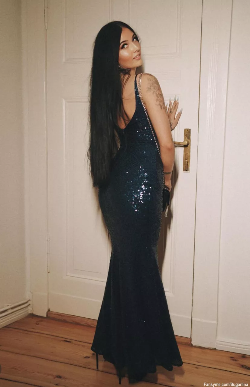 Hi! Mein erster Post bei Fansyme! 😍 
Ich bin die Lina und freue mich auf eine aufregende Zeit hier! 🥰

#sugarlina #girl #elegant #hot #kleid #abendkleid