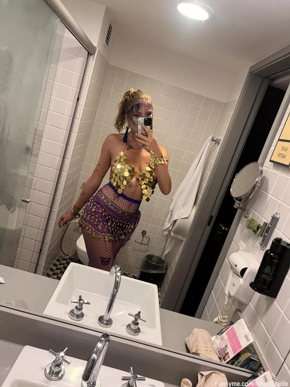 Wir gehen zusammen auf eine karneval party und du darfst entscheiden was ich anziehe🥰
Welches outfit nimmst du?👀🤭