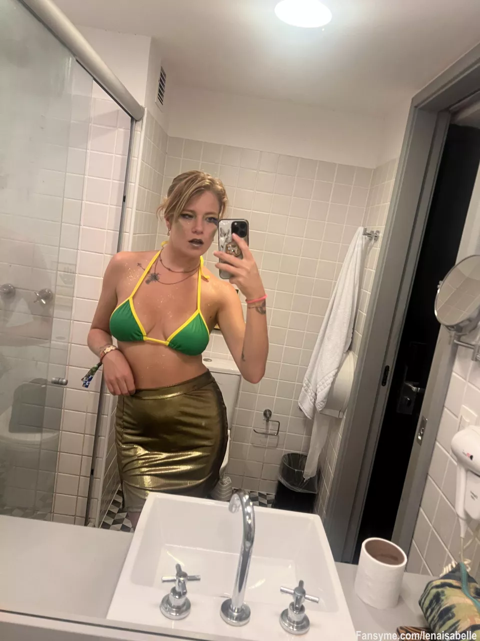 Wir gehen zusammen auf eine karneval party und du darfst entscheiden was ich anziehe🥰
Welches outfit nimmst du?👀🤭