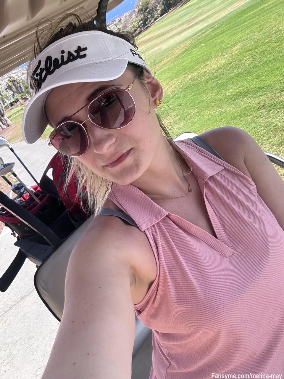 Einen strahlend sonnigen Tag wünsche ich euch. Diese Woche werden wieder geile neue Videos kommen. Am Sonntag wird es wieder eine richtig geile Live Sex Show geben. Dieses Mal sind wir zu dritt 😉😜