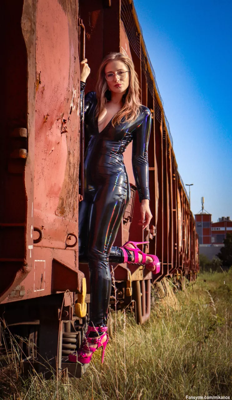 Small private photo shoot with a friend (hobby photographer) at an abandoned marshalling yard. A few train drivers waved to me, which was pretty funny 🤭 What do you think of the outfit?