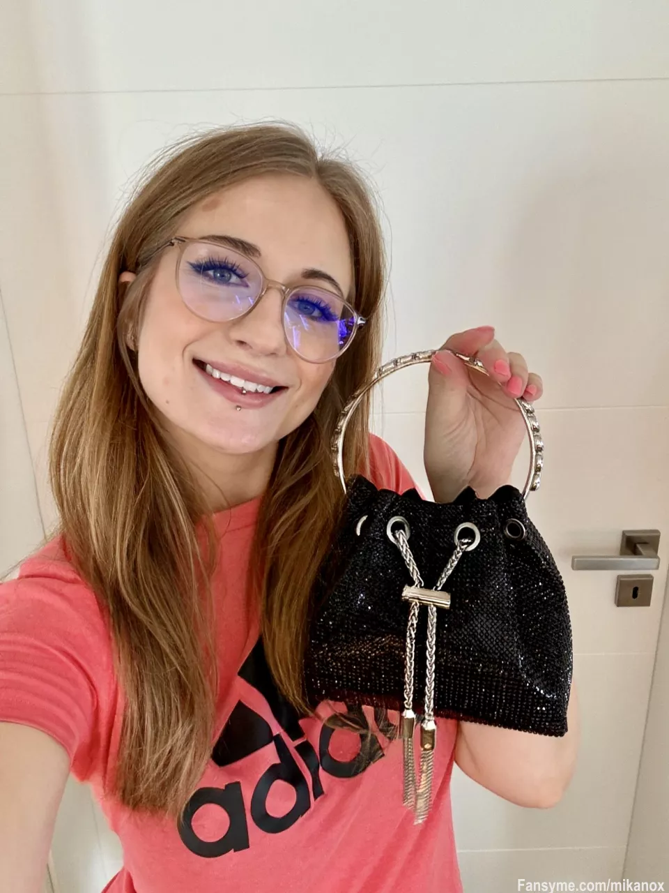 Ich freu mich total, jemand hat mir diese schöne Tasche von meiner Wishlist geschenkt 🥰 wie Weihnachten 😋
Die nehm ich gleich mit nach Berlin, morgen geht’s los und Donnerstag startet die Venus 🥳
Danke dir M. du Süßer 🥰
