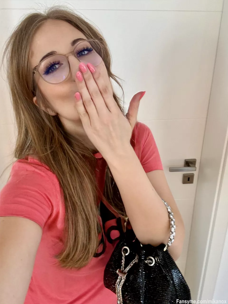 Ich freu mich total, jemand hat mir diese schöne Tasche von meiner Wishlist geschenkt 🥰 wie Weihnachten 😋
Die nehm ich gleich mit nach Berlin, morgen geht’s los und Donnerstag startet die Venus 🥳
Danke dir M. du Süßer 🥰