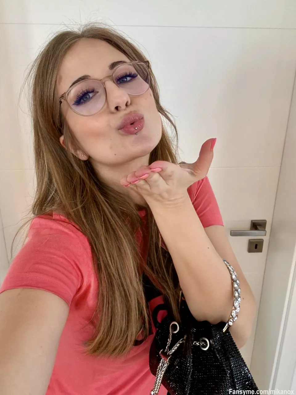 Ich freu mich total, jemand hat mir diese schöne Tasche von meiner Wishlist geschenkt 🥰 wie Weihnachten 😋
Die nehm ich gleich mit nach Berlin, morgen geht’s los und Donnerstag startet die Venus 🥳
Danke dir M. du Süßer 🥰