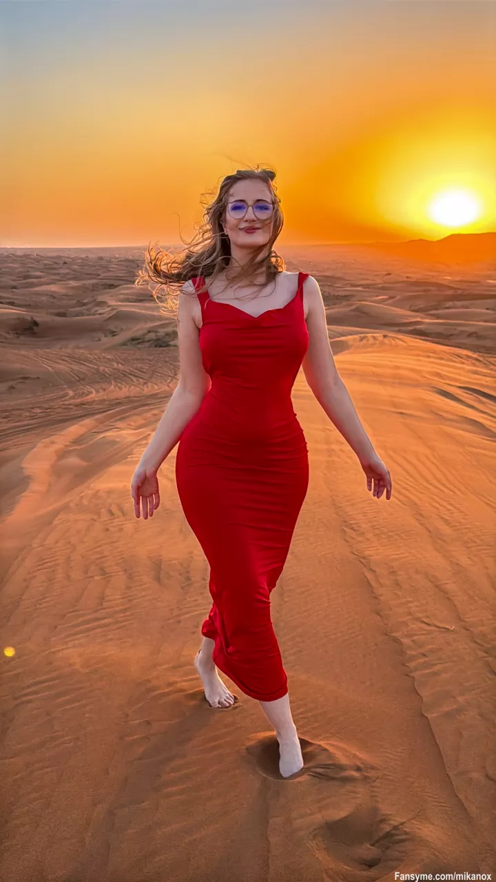My vacation was so much fun and I saw so many beautiful places 🤩 how do you like the pictures I took in my red dress during a desert photoshoot? ❤️