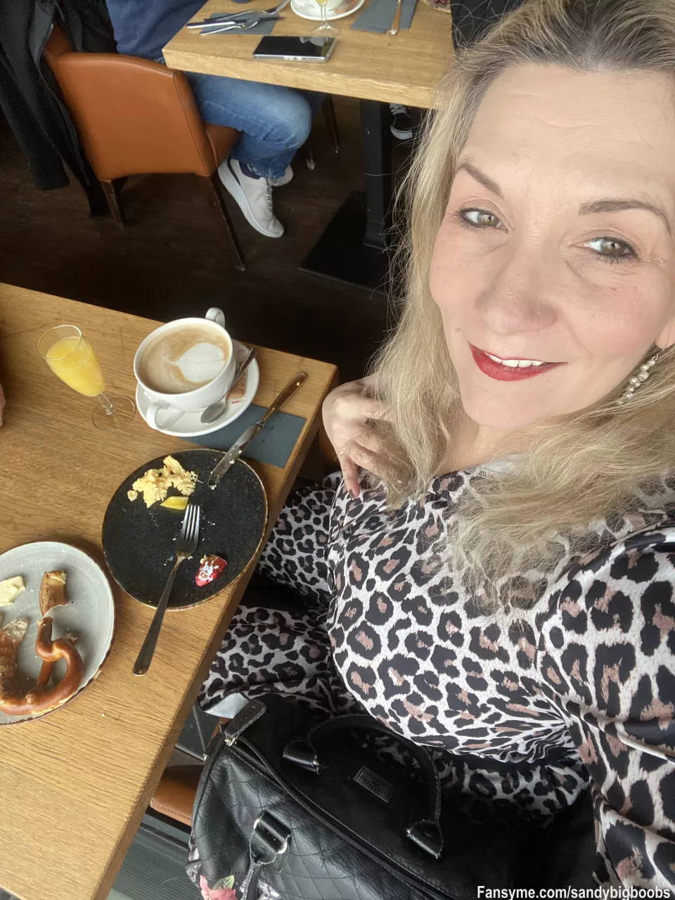 🎄✨ Weihnachtsmorgenzauber beim Weihnachtsbrunch✨🎄

Gestern, am Weihnachtstag, hatte ich den köstlichsten Weihnachtsbrunch und ich konnte nicht widerstehen, diesen besonderen Moment mit euch allen zu teilen! Stellen Sie sich Folgendes vor: einen wunderschön gedeckten Tisch, ein köstliches Frühstücksangebot, ein erfrischendes Glas Orangensaft und meinen Favoriten – dampfend heißen Milchkaffee.

Die Atmosphäre war absolut magisch – gemütlich, festlich und erfüllt von der Freude der Jahreszeit. Der Ort selbst sorgte für einen zusätzlichen Hauch von Eleganz und machte es zu einem wirklich unvergesslichen Erlebnis. Von der warmen Weihnachtsstimmung bis hin zur wunderbaren Gesellschaft war es die perfekte Möglichkeit, die Weihnachtsstimmung zu genießen.

Ich liebe es, diese kleinen Einblicke in mein Leben mit Ihnen zu teilen, insbesondere solche Momente, die sich so persönlich und festlich anfühlen. Was ist Ihre liebste Feiertagstradition? Lass es mich in den Kommentaren wissen!

#ChristmasBrunch #FestiveVibes #HolidaySeason #ModelMoments #BreakfastGoals #CozyChristmas #Christmas2024 #SeasonOfJoy #LifeAsAModel