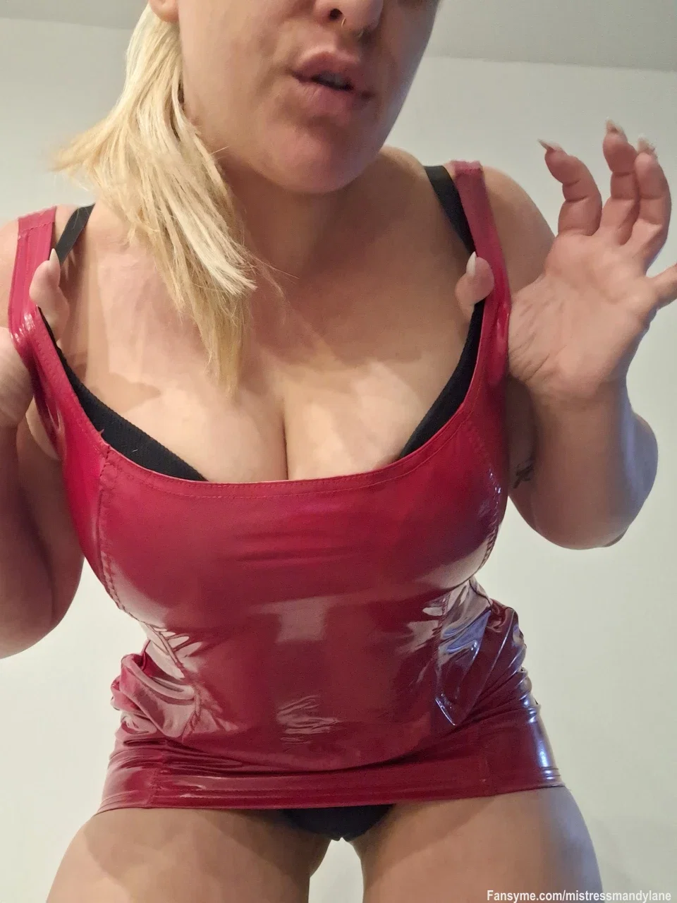 Rot steht für Leidenschaft… und dieses Outfit? Für das, was du dir schon längst wünschst. Ich spiele mit dem Feuer – und du kannst dich daran wärmen. Willst du mehr sehen? Dann komm in meine private Welt, wo das Verlangen keine Grenzen kennt.

Nur ein Klick und du bist drin. Aber sei gewarnt: Wieder rauszukommen? Unmöglich. 🔥💋

#atex #rubber #milf #kinky #dom #bdsm