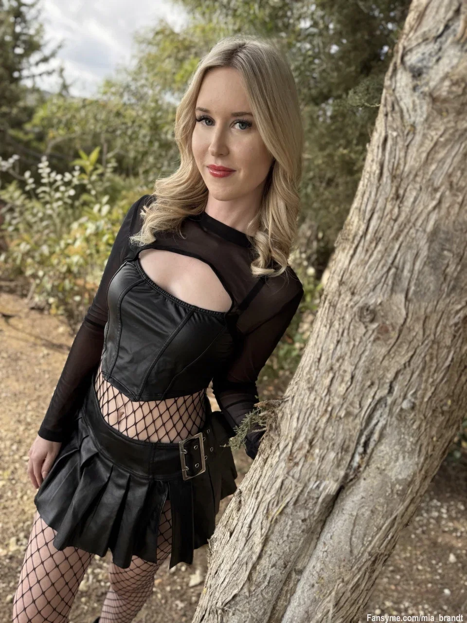 Liebe das Outfit aber die Schuhe sind echt unpraktisch im wald 😁 Wer massiert mir freiwillig die Füße?🤭