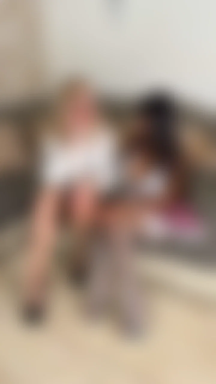 📹 Video 82
Notgeile Lehrerin gibt ANAL Unterricht!

Deutschlehrerin Kate beschließt während des Unterrichts nicht nur eine sprachliche Lehrstunde zu geben, sondern sich dem Arsch ihrer Schülerin zu widmen. Erst ein Pulg, dann ein Rimjob und dann wird der kleine enge Arsch der Schülerin mit verschiedenen Dildos hart gefickt, bis sie zum mehrfachen Megaorgasmus kommt. 
So macht Deutsch lernen doch Spaß!

📹 Video 82
Horny teacher gives ANAL lessons!

German teacher Kate decides not only to give a language lesson during class, but to use the student's ass. First a pulg, then a rimjob and then the schoolgirl's small tight ass is fucked hard with various dildos until she comes to multiple megaorgasms. 
So makes learning German fun!

⌛13.40

#gg #anal #rimming #english #lesbian #orgasm