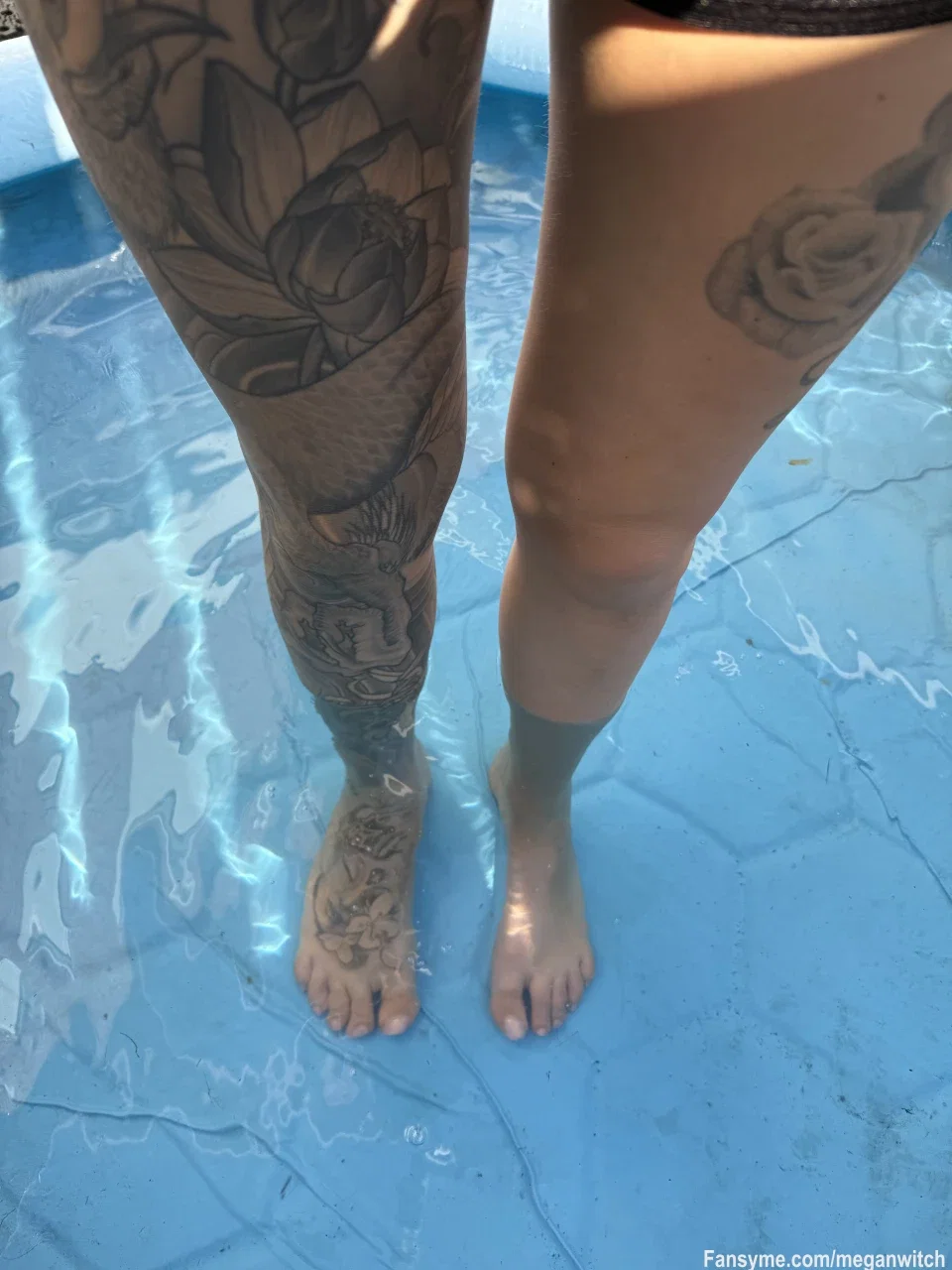 Wenn man von den Handwerkern sitzen gelassen wird , und die Klimaanlage immer noch nicht funktioniert 😩😩 dann Bau‘ ich halt n Planschbecken auf zum Füße abkühlen 🤣🤣🤣 

#füsse #planschen #legs #meganwitch
