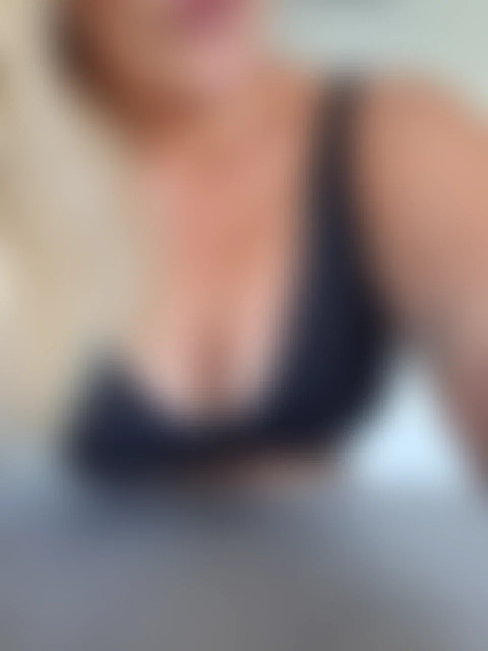 Manchmal läuft es privat nicht ganz so, wie man es sich wünscht – ich hoffe, du hast Verständnis dafür, dass es hier gerade etwas ruhiger zugeht. Die Sommerferien stehen auch noch vor der Tür, und der Alltag fordert gerade sein Tribut.
Aber egal, wie stressig es ist: Deine Nachrichten zaubern mir jedes Mal ein Lächeln ins Gesicht 💋