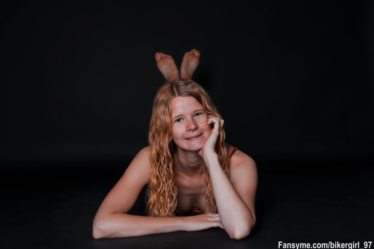Still liegen, träumen, spüren... Nur der Stoff auf meiner Haut, das Licht auf meinem Rücken - und deine Fantasie, die mitspielt😇 wohin würdest du zuerst schauen?

#german #amateur #blond #cute #feet #füße