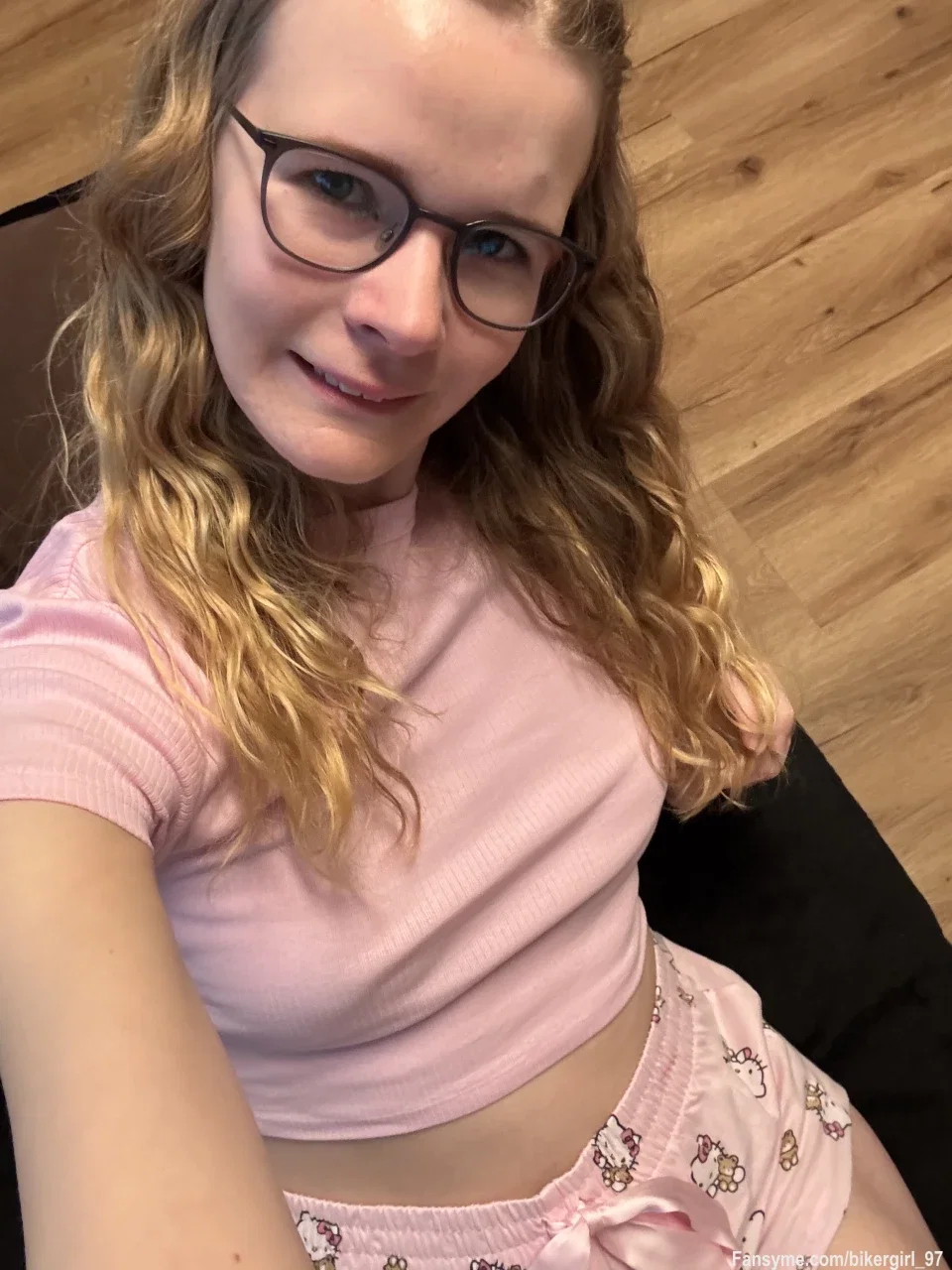 Lazy Sunday in meiner liebsten Hello Kitty-Hose 🐾
Wär doch viel schöner, wenn du jetzt hier wärst… ganz nah, ganz cozy.
Willst du sehen, was passiert, wenn ich mich ganz langsam ausziehe?💗

#german #teen #skinny #blond #cozy #cute #cutegirl #hellokitty #rosa #hot #horny