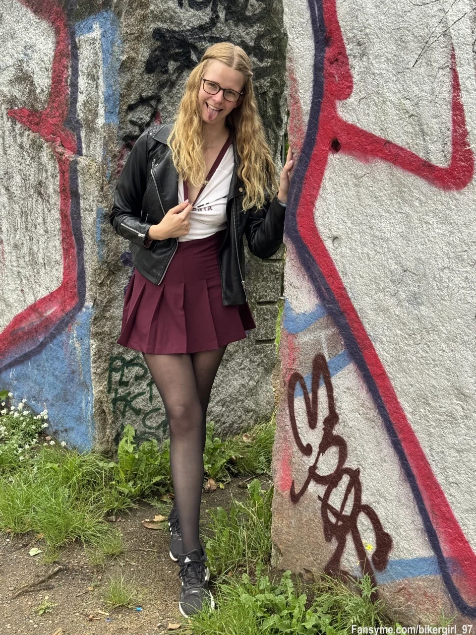 Berlin city girl🥰
Ich stand vor der Mauer - Mein Rock war kürzer als dein Geduldsfaden💋

#teen #german #fansfollowme #horny #blond #bikergirl #kurzerrock #leder #lederjacke #skinny
