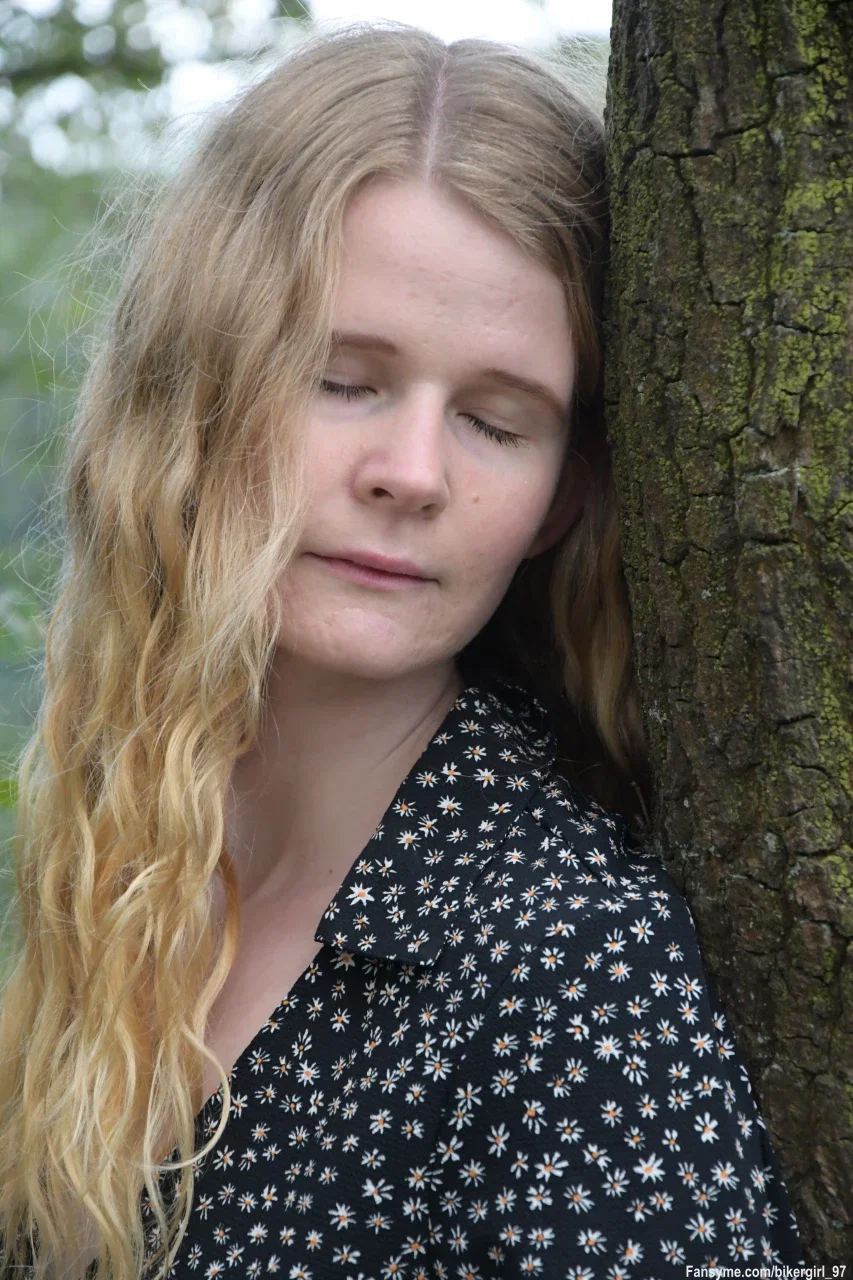 Es ist Sonntag. Ich lehne an diesem Baum, atme tief ein und halte fest, was man nicht sehen kann. Ein Hauch von Sehnsucht aber wonach wohl?😉

#amateur #german #teen #skinny #outdoor #sexy #hot