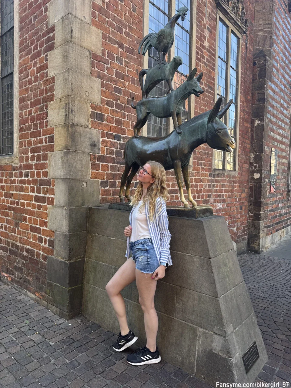 Hotpants in Bremen - ein Anblick, der fast berühmter ist als die Stadtmusikanten😏🔥

#amateur #blond #teen #german #skinny #hot #hotpants #glasses #brille #curly #fansfollowme