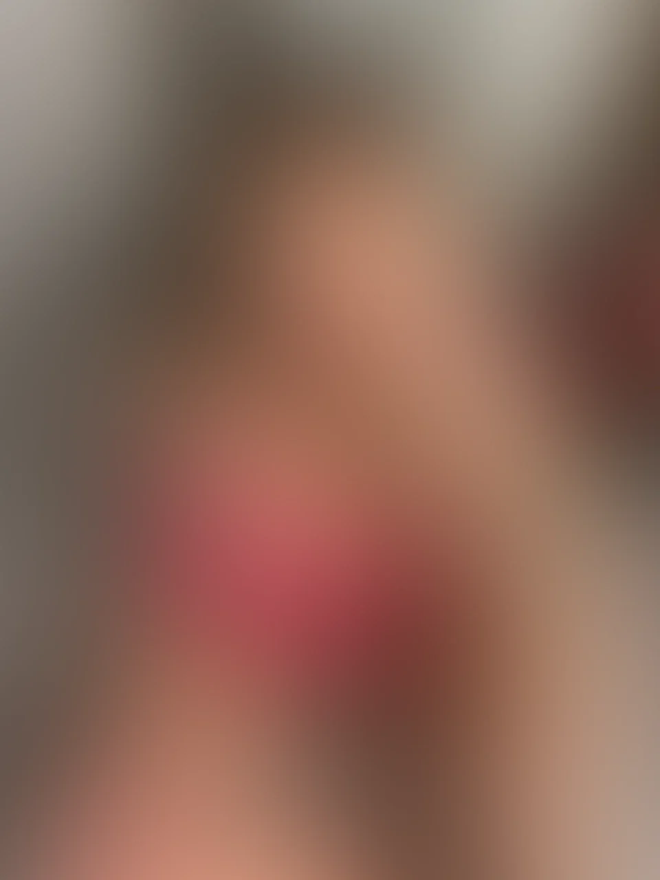 Ich liebe pink💕 dieses Kleid hatte ich am Wochenende mit meinen Mädels unterwegs an… musste sehr aufpassen, dass es nicht ständig verrutscht 🙈 findest du die Farbe steht mir?