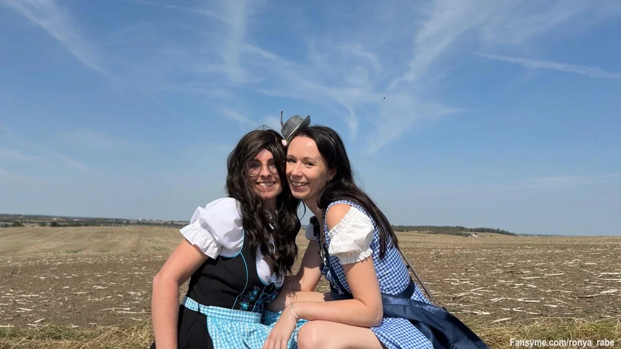 Geiler Besuch von @mia-kaiser bestand nur aus geilen Lesbensex

Die heiße Mia Kaiser war neulich bei mir, und was soll ich sagen:
Wir haben gar nicht lange geredet sondern es ging direkt zur Sache! 

Das erste Kennenlernen war sehr erotisch und wir haben uns echt Lust auf mehr gemacht. Nach einem kleinen Drink, wurde es dann jedoch zunehmend versaut und wir haben angefangen unsere Pussys zu untersuchen 😍
Spätestens als Mia im Bad meine Toys entdeckt hat, war es vorbei mit der Zurückhaltung!
Alle drei Videos von ihrem Besuch bei mir sind seit heute für alle Follower verfügbar. 

Teil 1:Beim ersten Date! Mia und ich verwöhnen unsere Brüste!
https://fansyme.com/ronya_rabe/post/01k4ac30vz7xn1ynktb497zkpv
Teil 2:War das zu schnell? Mia und ich streicheln unsere Muschis!
https://fansyme.com/ronya_rabe/post/01k4acj2s8tg58cpgkj9jfhq0p
Teil 3:Zügellos gekommen! Mia und ich testen mein Spielzeug!
https://fansyme.com/ronya_rabe/post/01k4acp34dga8ttg56sb79ke7d

ACHTUNG: Meine Abonnenten sparen und bekommen alle meine Videos zum Vorteilspreis und jede Woche ein Gratisvideo.
Dies Wochbe gibt es exklusiv  ein geiles Outdoor Video von Mia und mir!
https://fansyme.com/ronya_rabe/post/01k4acwfh8jq0g9zs1abg86emr