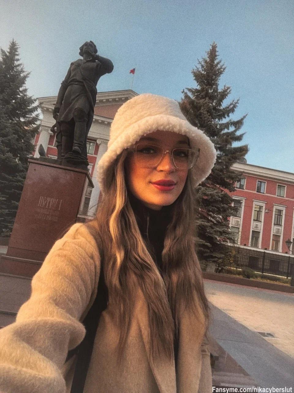Privet aus Kaliningrad!

Ich bin jetzt bis Sonntag an der russischen Ostsee und genieße meinen kleinen Familienurlaub. 

Sehr gerne könnt ihr mir schreiben, allerdings bin ich nicht 24/7 on sondern hab meist nur Abends Zeit wenn ich in der Ferienwohnung bin 🙈

An alle die für mich ein kleines Trinkgeld für Russland überlassen bekomme später noch ein heißes Nude von mir 🙈