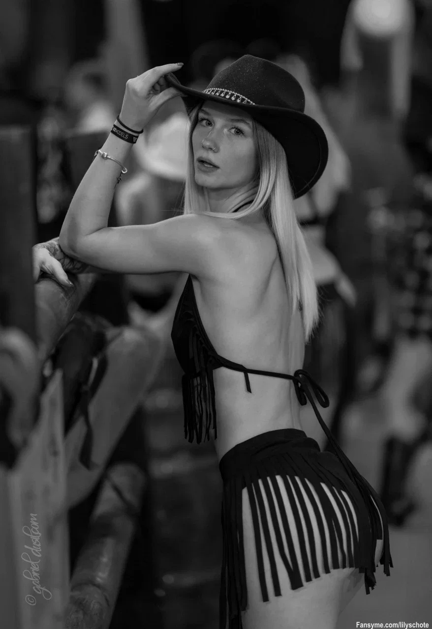 Traust du dich und kommst mit mir auf einen wilden Ritt?🤠🔥 
Komm gut ins Wochenende💦🤭

#cowgirl #western #sexybutdangerous #traustdudich #sexygermanlady #ass #smallboobs #blondlady #letshavefun #hotyounggirl #hotskinnybabe #cowgirlvibes #justmyself #blondgermanlady #sweetgirl #inyourdreams #weekend
