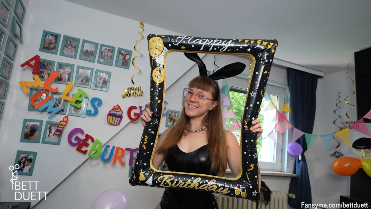 Morgen hat mein Freund Geburtstag und dafür präsentiere ich zum Ersten Mal einen ferngesteuerten Vibro Anal Plug im sexy Leder Bunny Kostüm. 👯‍♀️😎⚠️Und wer uns kennt weiß, Geburtstage sind Analverkehr Tage... Doch zuerst muss der vibrierende und bunt leuchtende riesen Anal Plug zum Ersten Mal getestet werden. Wir beide sind extrem aufgeregt, immerhin spüre ich gleich zum Ersten Mal diese Anal Vibration. Vorallem gefällt es uns das sich das Pussy ficken so anders intensiv anfühlt. Doch dann presst auch schon sein Schwanz in mein Arschloch bis zum Anal Creampie...!!

🥳🎉🎊🪇🪅 HAPPY BIRTHDAY 🥳🎉🎊🪇🪅