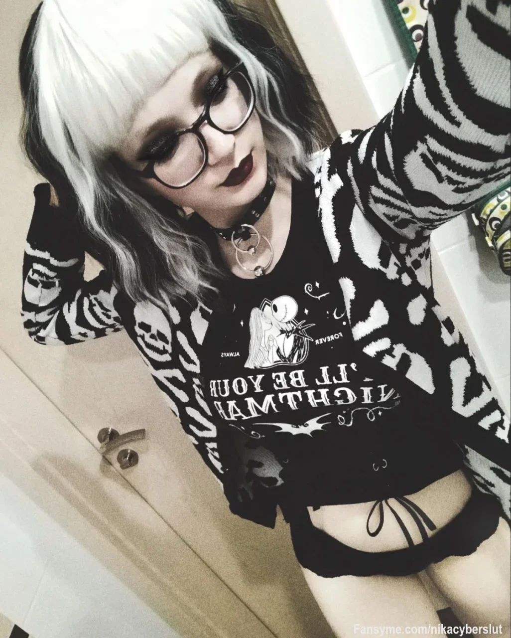 🖤 String-Alarm: Meine Gothic-Bitch-Phase schlägt zurück. 😈

Heute Halloween – und ich zeig euch den winzigen String, der früher ALLES war. Schwarze Lippen, Netzstrümpfe, Choker & ein Arsch, der schrie: „Fick das Kostüm, ich bin das Monster.“ 🍑🔥

Na, soll ich mich mal hin und wieder in eine Gothic Bitch verwandeln? Oder Liebe das Girl next Door bleiben 🙈