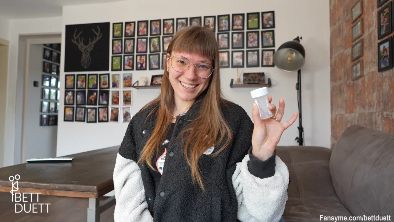 Eben saß ich noch im Wartezimmer vom Frauenarzt und dann war auch schon meine Spirale raus. Zuhause angekommen will ich das Erste Mal ohne Verhütung, ganz ungeschützt ficken. 🫣😅🤫 Doch noch weiß mein Schatz nichts von seinem Glück. Das einzige was ich ihm gesagt habe ist, das er die Kamera auspacken und auf mich warten soll. Um ihn dann mit der Spirale in der Hand zu überraschen. Wir beide sind plötlzich extrem nervös, da es gleich zum Ersten Mal ohne Verhütung zum Sex kommt. Aufgeregt reite ich seinen Schwanz bis die riesen Ladung Sperma ungeschützt in meine Pussy spritzt... 🤤💦😲