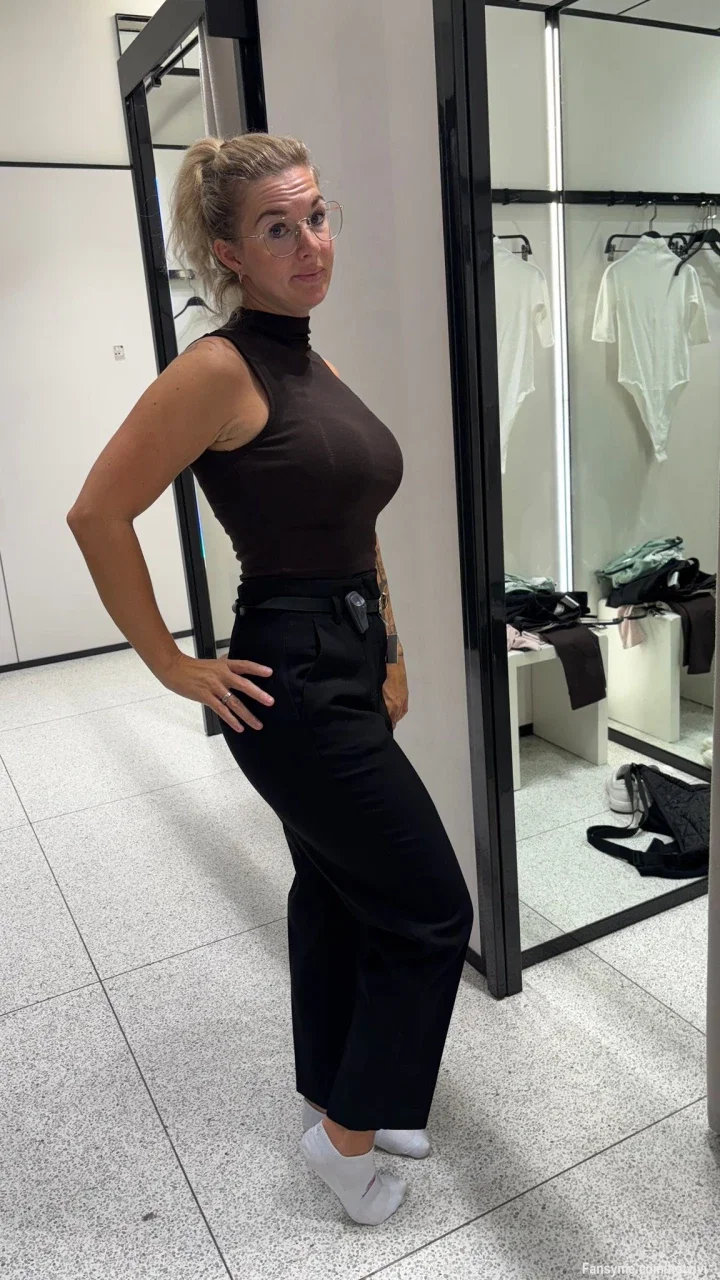 Hey ihr süßen 🔥💕
Ein bisschen shoppen in Spanien muss auch mal sein.
Wie findet ihr mein neues Outfit?🫦
Würdet ihr mir da hinterher schauen ? 
Kussi eure HotVivi

#milf #hotmilf #dressed #hot