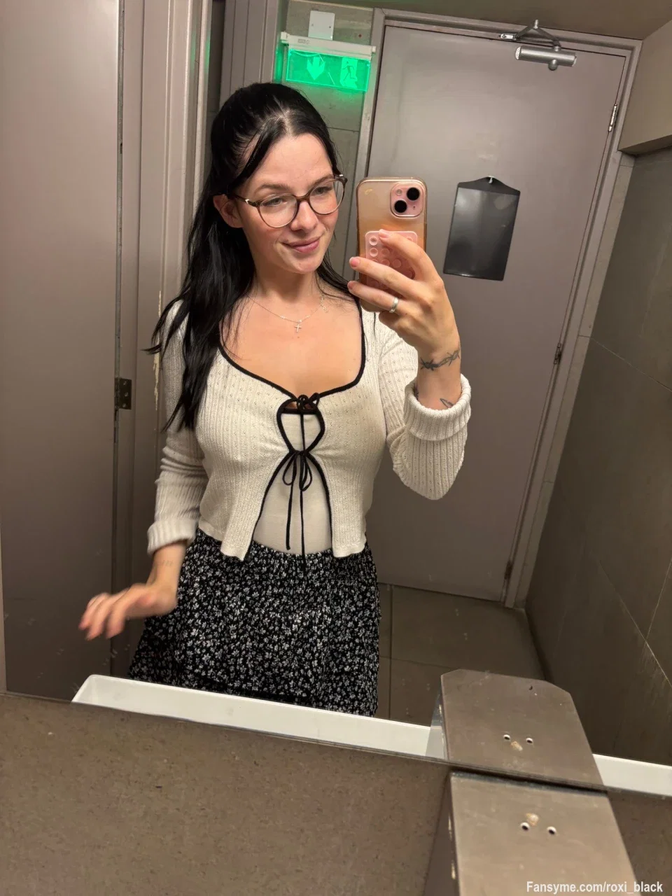 Meint du man kann auf der öffentlichen Toilette Ficken ohne erwischt zu werden? 😝 #öffentlich #milf #teen #outdoor