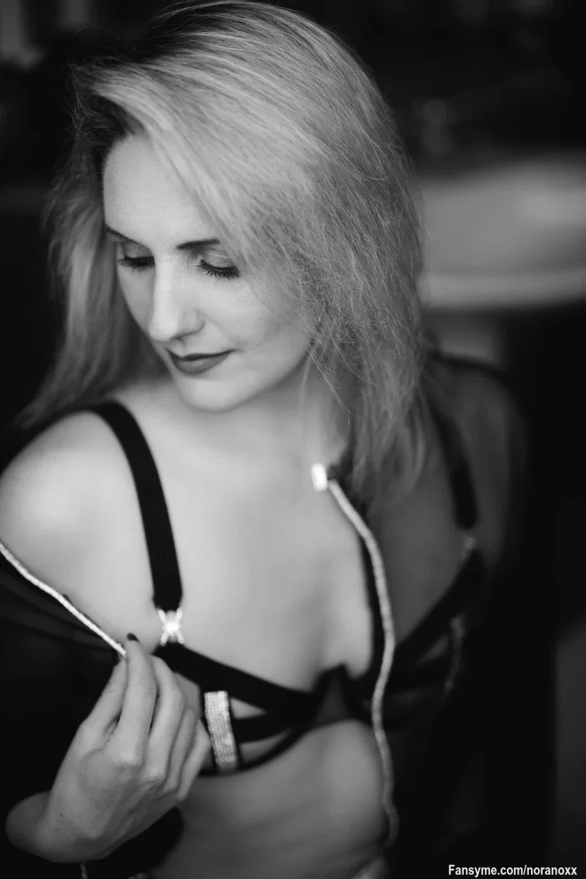Einen wunderschönen Samstag wünsche ich dir, noch was vor heute? Oder lieber nur meine Bilder anschauen xD hier war ich neulich beim Shooting :)

#noranoxx #milf #german #swingfluencer #hot #sexy #dessous