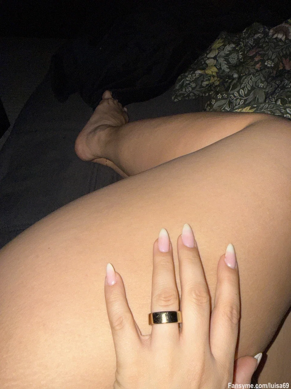 Im Bett wird es am ehrlichsten 🔥😉 #legs #nails #füsse #abinsbett #ass #camdiamonds #h2gcd