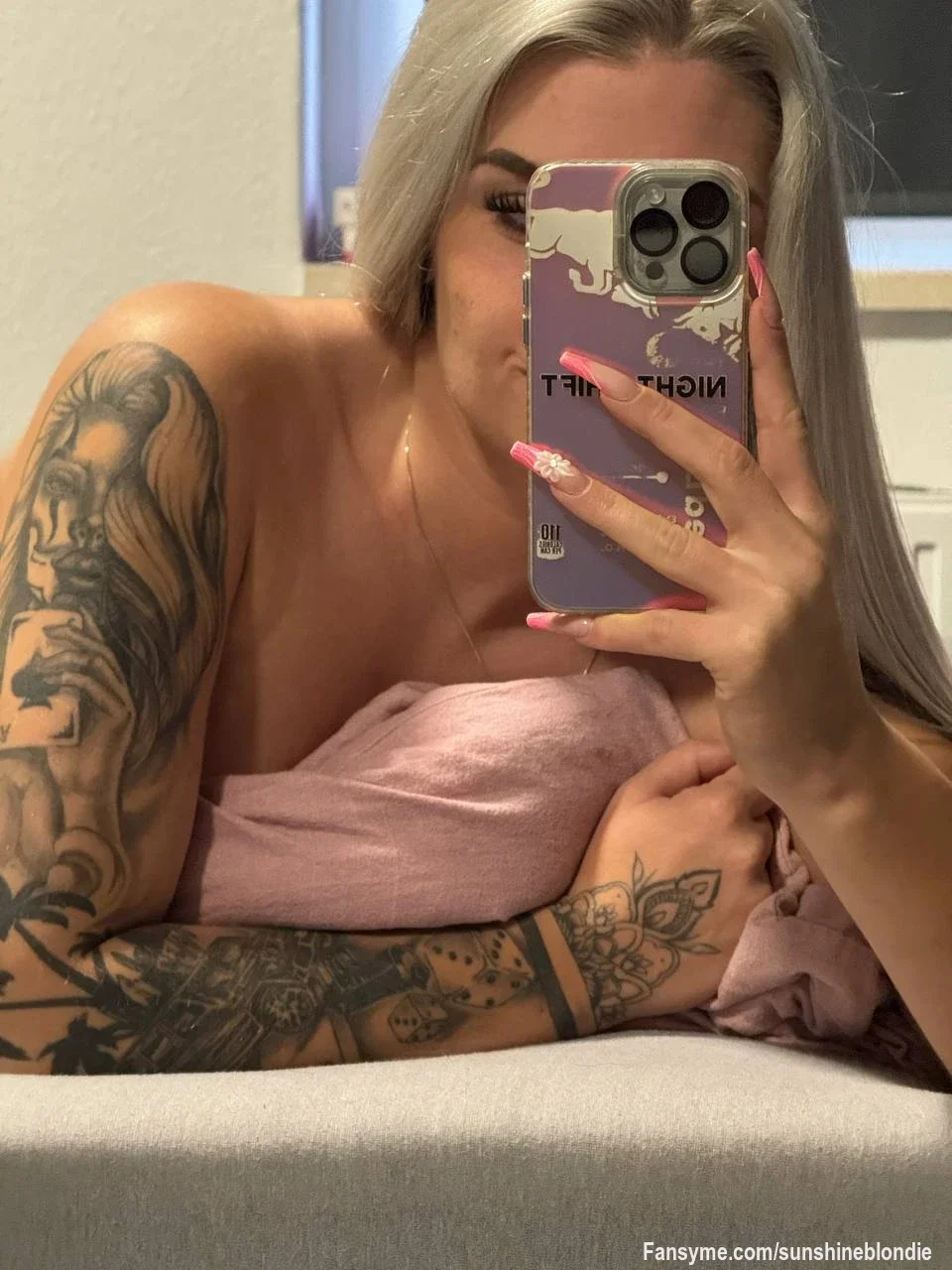 Im Bett, warm eingekuschelt – aber mein Kopf ist alles andere als brav. 😈🥵

Meine Tattoos erzählen Geschichten…
und nachts bekommen sie eine ganz eigene Bedeutung.  🤫😏

Was ich dir hier zeige, ist nur der Anfang.
Was danach kommt, ist exklusiv. Persönlich. Gefährlich gut 🔥

👉 Trau dich & komm näher