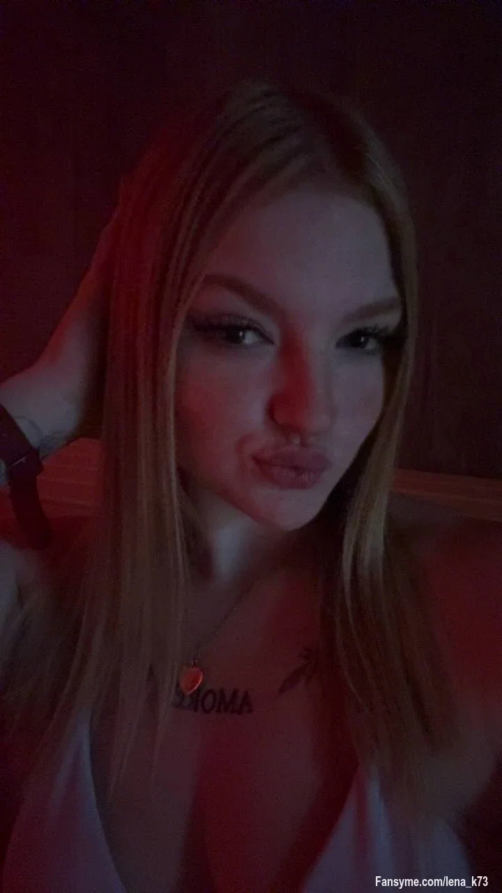 Gedämpftes Licht verändert alles.
Der Blick wird langsamer, die Gedanken lauter. 🥵

Ich spiele gern mit Stimmung…
und mit dem, was du dir gerade vorstellst. 😈
