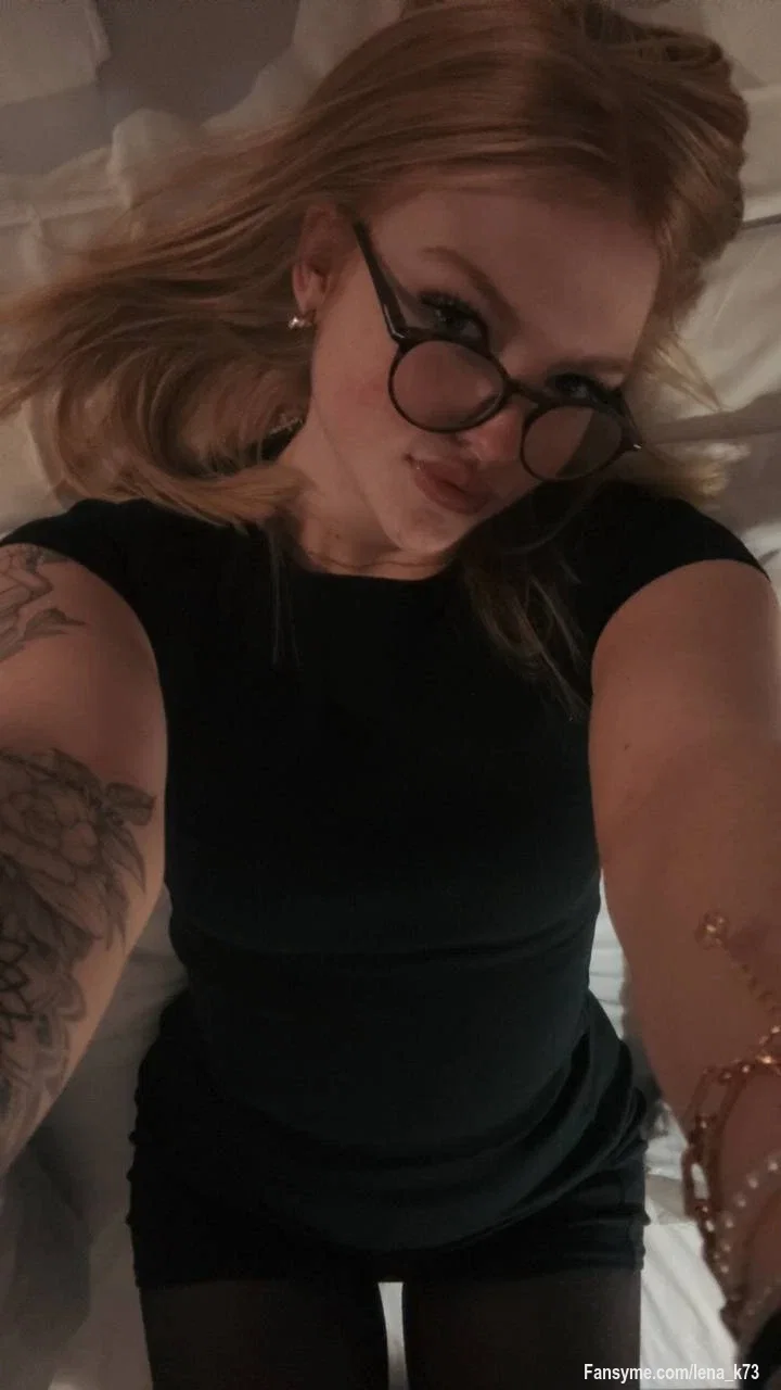 Manche Abende beginnen harmlos.
Ein Blick, ein Lächeln, ein bisschen Spannung in der Luft.🥵

Und plötzlich willst du wissen,
wie diese Nacht wohl enden würde. 🔥😏