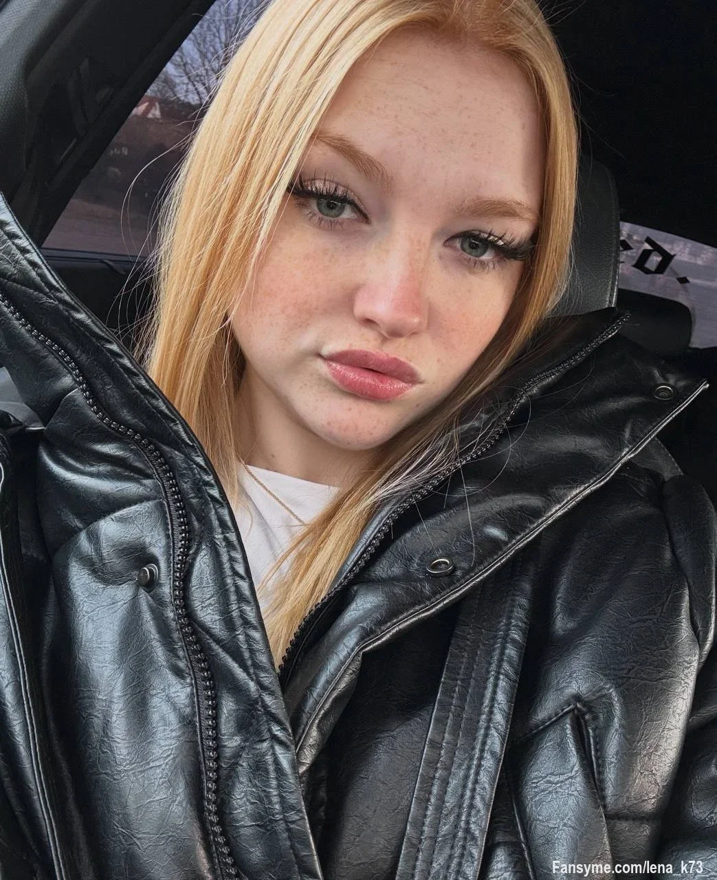 Ich muss nichts tun, außer dich anzusehen.
Du merkst selbst, dass hier mehr mitschwingt.😘🚨

Manche Geschichten fangen ganz leise an…
und werden dann ziemlich intensiv. 😈🔥