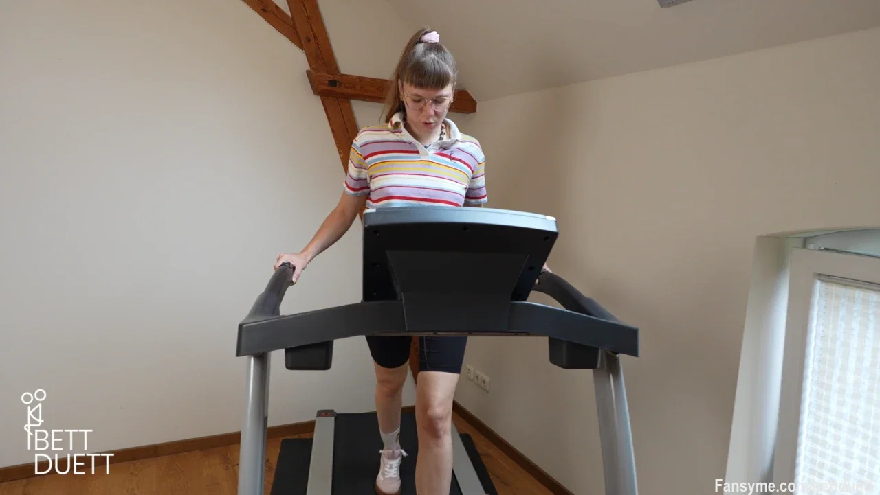 Neues Jahr neue Vorsätze, ich will mehr Sport machen und deshalb jogge ich mit der hautengen und sehr kurzen Sportkleidung auf dem Laufband. 😋💖💪 Doch schon nach wenigen Minuten kommt mein Mann dazu und befummelt mich. Da bekomme ich direkt Lust und mache mit, also kurzerhand mein Tshirt ausgezogen und die Titten zum wackeln gebracht. Ein kurzer Sprint und dann fällt auch schon meine Hose auf den Boden. Sekunden später wird dann endlich sein Schwanz in meinen Mund geschoben. 😝💪💝 Danach setze ich mich breitbeinig auf die Laufband Lehnen, bereit gefickt und vollgespritzt zu werden.