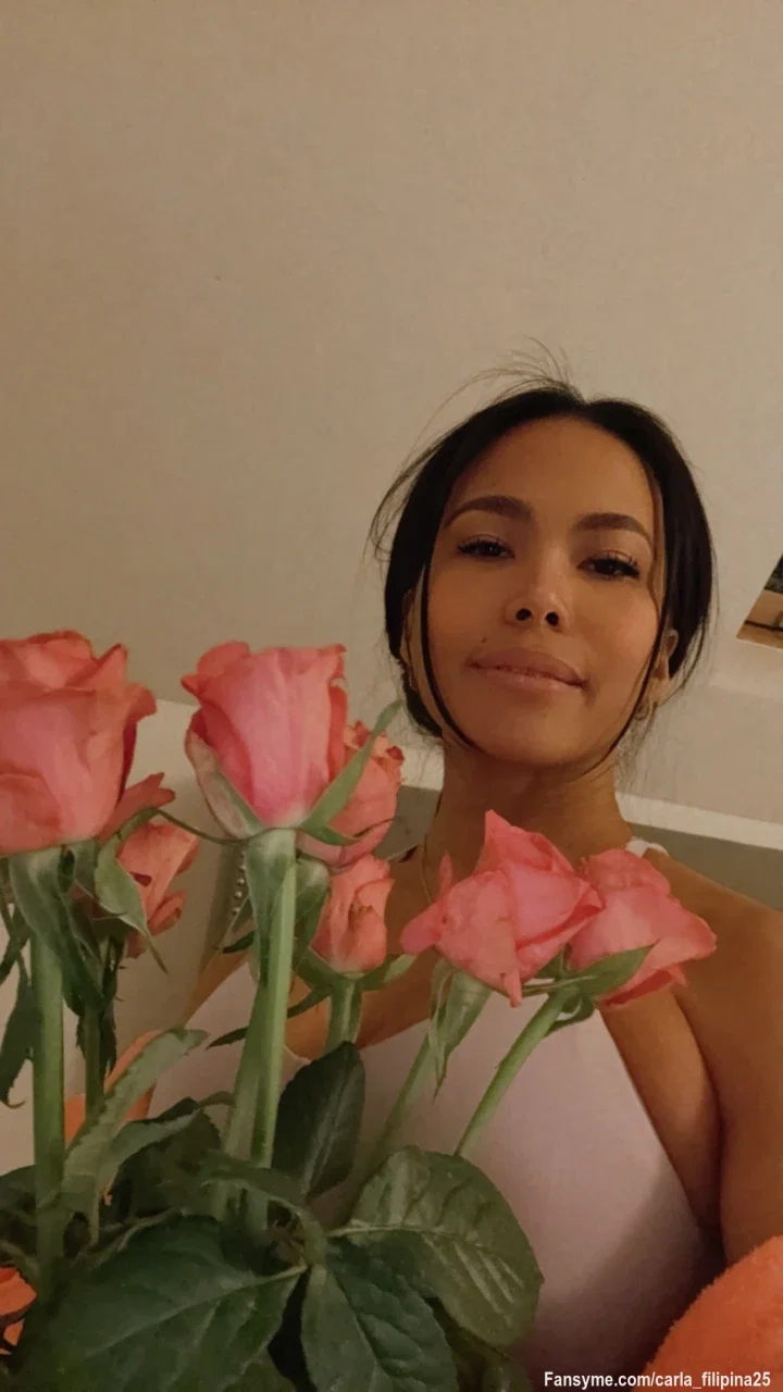 I love flowers and gifts 🎁
Whoever spoils me right might just unlock a very special discount on my hottest content 😘