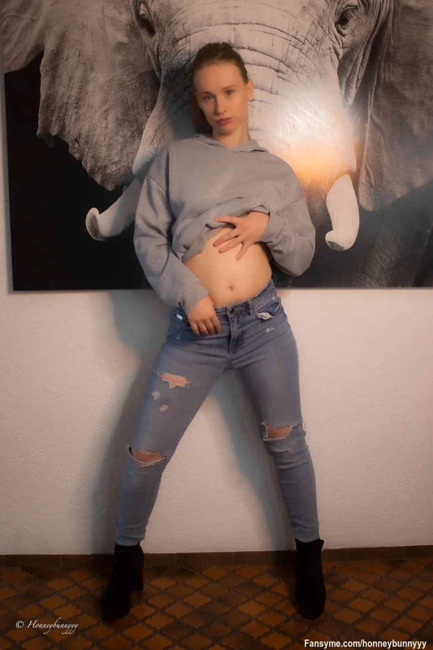 Na du ? Magst mich Ausziehen?🫠💋
Hey you? Want to undress me?🫠💋

Ein Abo erlaub dir alles zu sehen und kostenlos mit mir zu schreiben.
Wer mehr will muss mehr..😌Hart aber fair🔥
Einmal im Monat ein Besonderes Spezial und auf Meine Videos immer Fette Rabatte😌😉
A subscription allows you to see everything and write with me for free.
Those who want more must have more.. 😌Hard but fair🔥
Once a month a special special and on my videos always fat discounts😌😉

#sexy #ass #cutegirl #hot #horny #fansfollowme #german #sweet #spicyvibes #teen #teengirl
