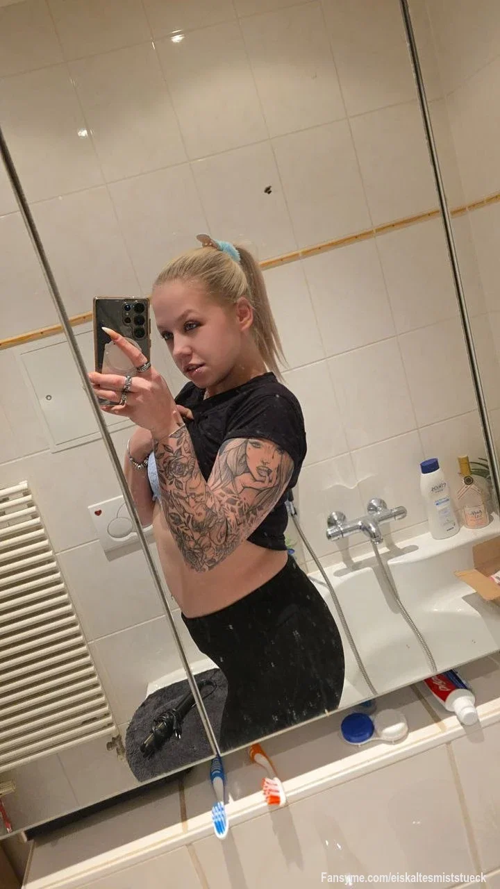 Alltag? Vielleicht.
Aber glaub mir: Das hier ist noch brav.

Die Seite von mir, die keine Kleidung und keine Hemmungen kennt, wartet woanders 😈