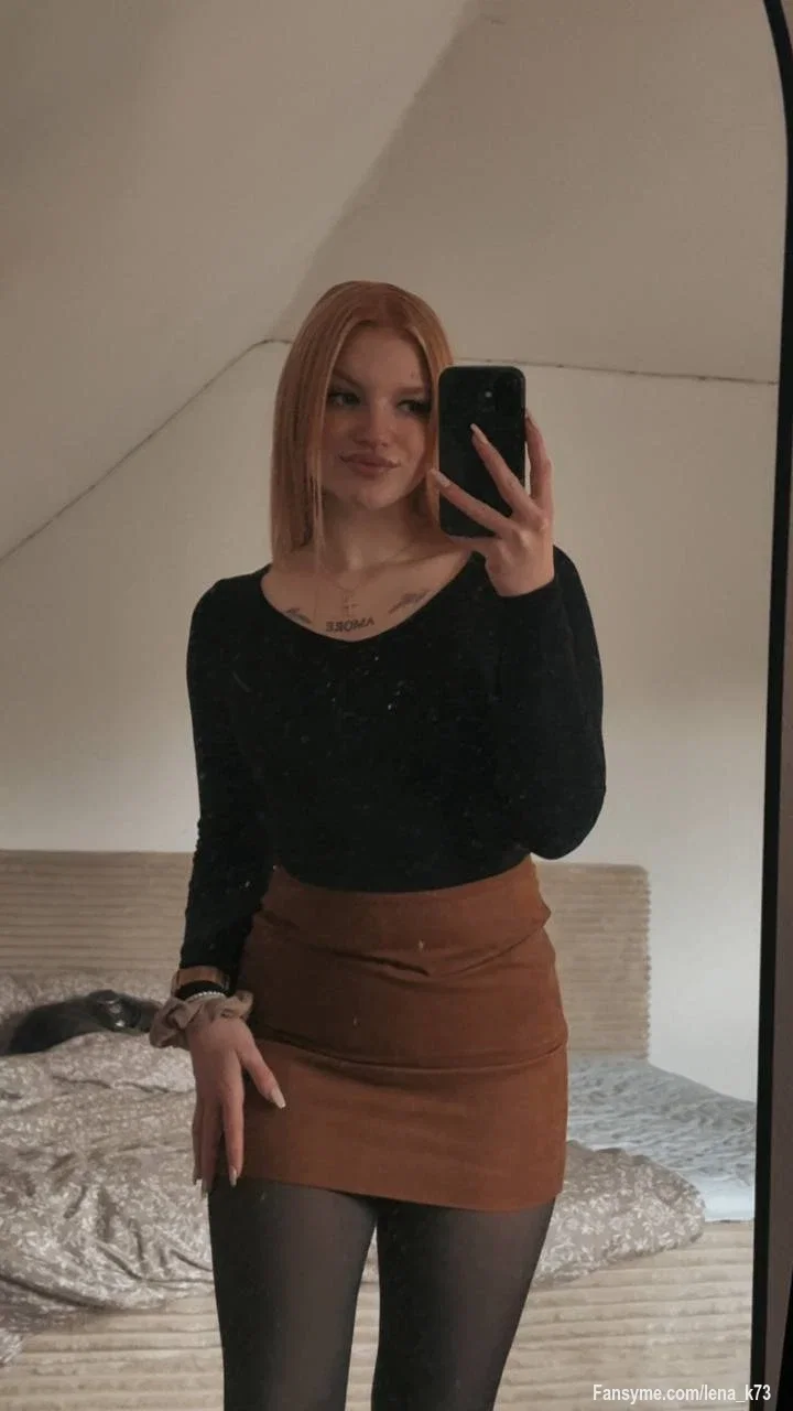 Dieses Outfit ist nur der Anfang… ich liebe es, wenn ihr mir dabei zuseht, wie ich mich langsam ausziehe 😏💋 

Hier bekommst du den Rest – ganz privat nur für dich…