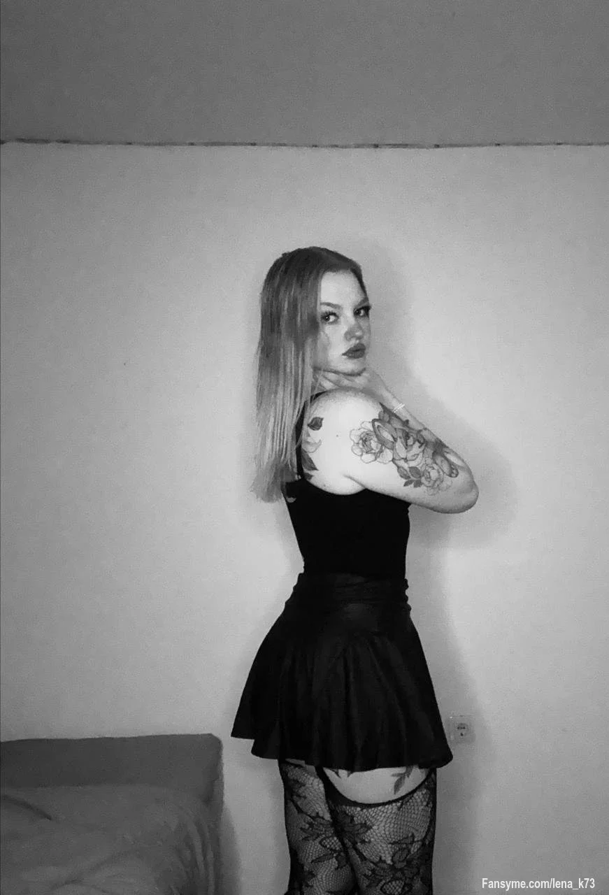 Ich liebe diesen Blick über die Schulter… genau in dem Moment, wenn du dir wünschst, ich würde mich umdrehen 😈💋

Schreib mir und ich erfülle deine Fantasien.