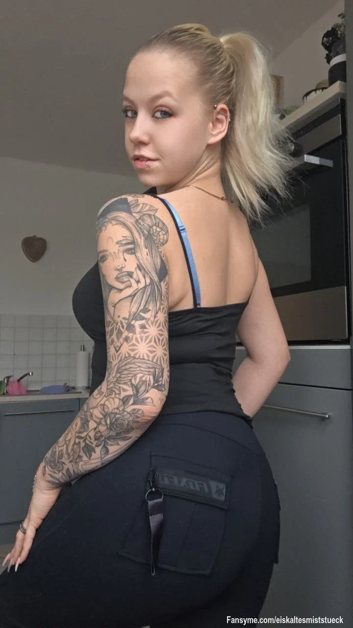 Schau mich an… genau so. Ich weiß, dass du willst, was ich dir gleich gebe 😏

Ich steh drauf, wenn du brav wartest, während ich entscheide, wie viel du von mir sehen darfst… und glaub mir, ich bin heute nicht gnädig. 😏👀😈🔥
