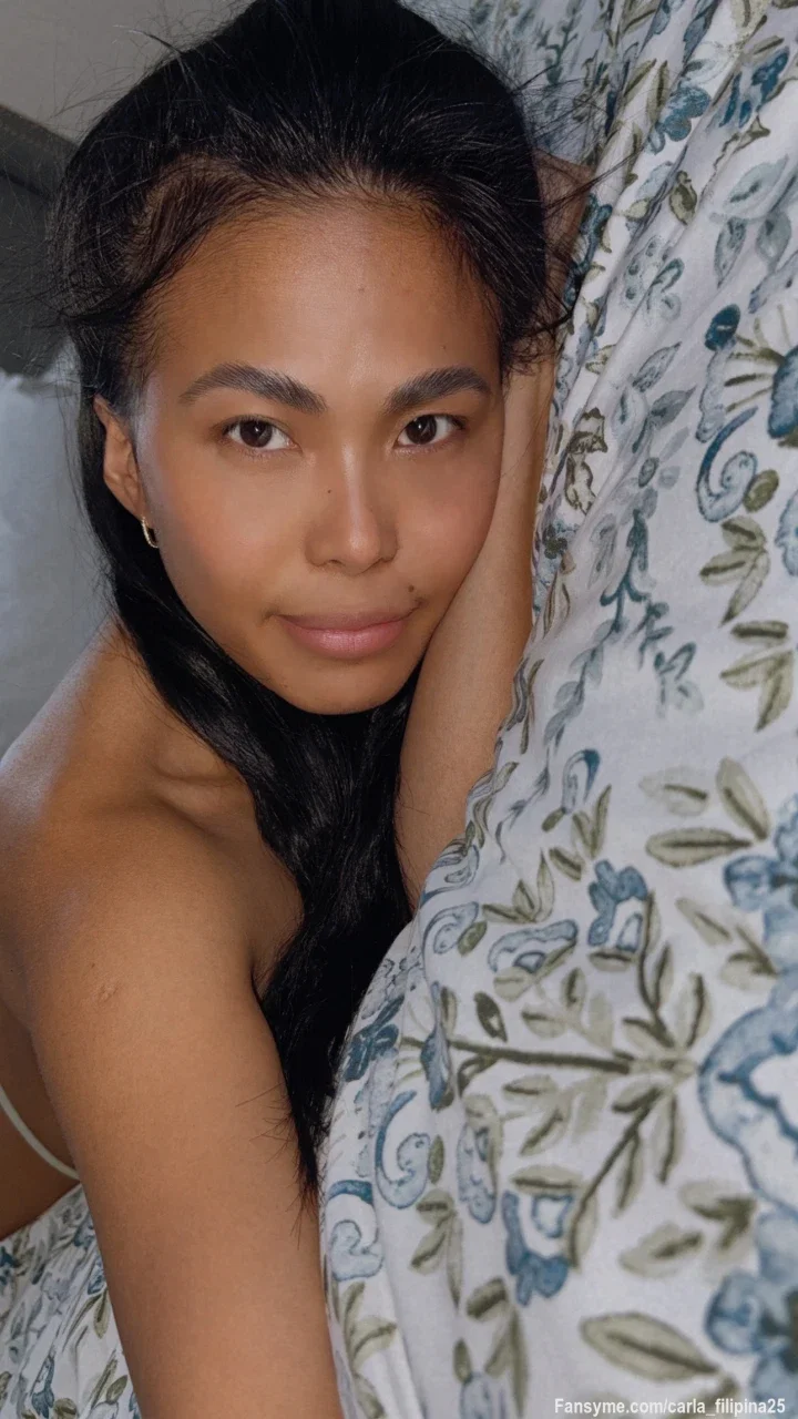 Lazy day vibes… just me, bare-faced, admiring my cute face, my perky curves, and that little tease I know you noticed 😌
Imagine waking up and finding me like this in your bed… soft, cozy, and looking at you like that.
Think you could resist? Come closer and subscribe 💋