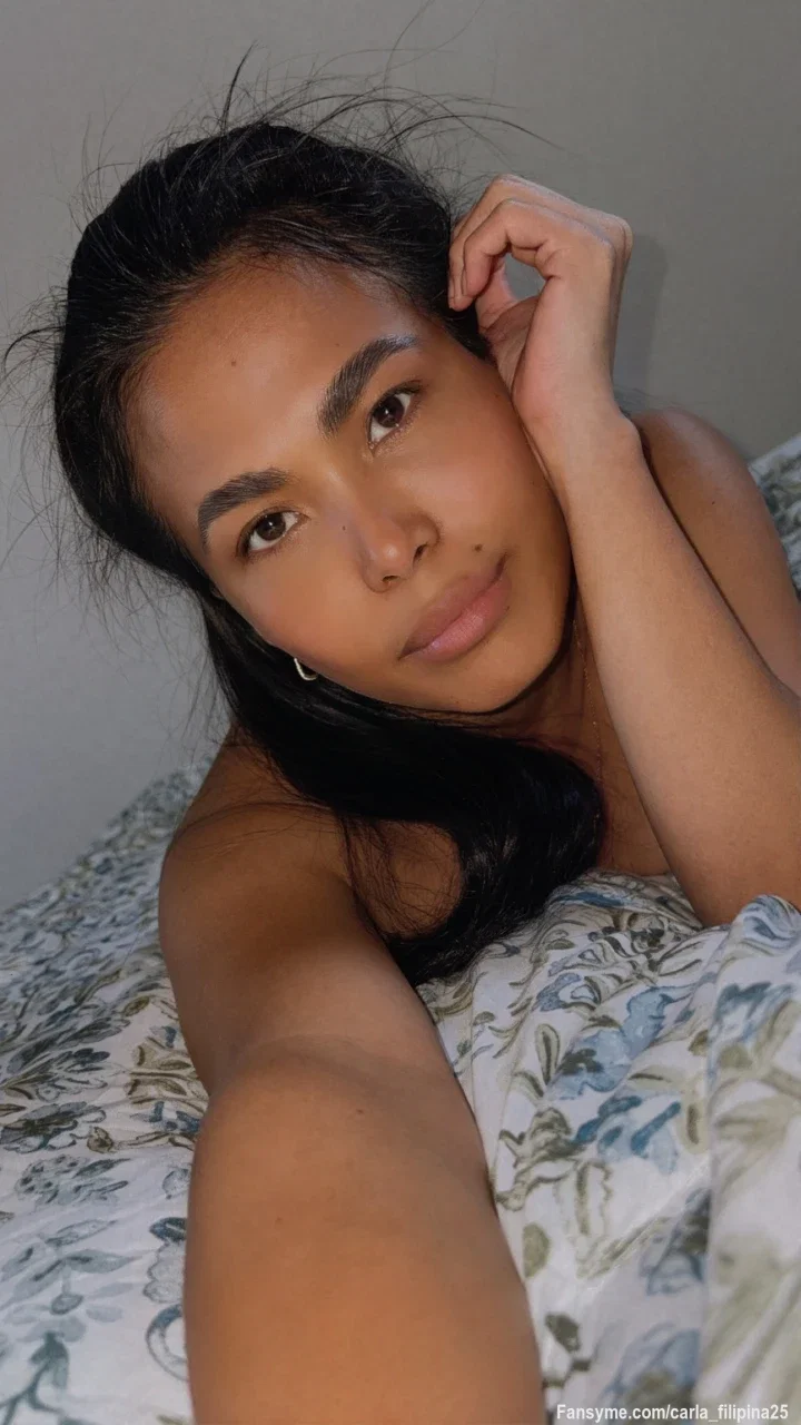 Lazy day vibes… just me, bare-faced, admiring my cute face, my perky curves, and that little tease I know you noticed 😌
Imagine waking up and finding me like this in your bed… soft, cozy, and looking at you like that.
Think you could resist? Come closer and subscribe 💋