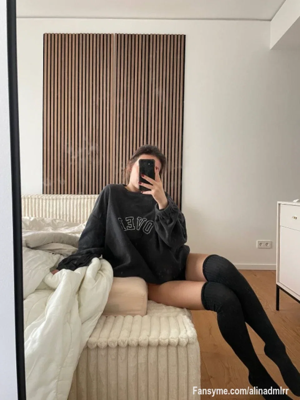 Was ist denn jetzt mit dem Wetter? Kaputt? Dann muss ich wohl wieder den dicken Pullover anziehen, schade oder?😕 Würde den lieber weg lassen!
#hot #geil #titten #tits #sexy # Strümpfe #Pullover #horny