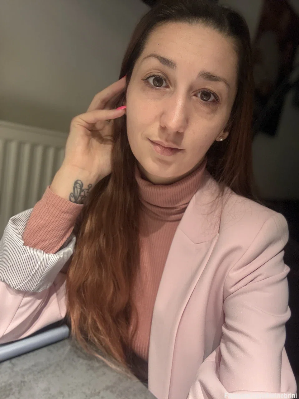 Gestern war kein schöner Tag auf der Arbeit.
Ich wurde beklaut – meine Wellensteyn-Jacke ist weg.
Sie hatte für mich einen emotionalen Wert.

Am Ende durfte ich dann auch noch eine Stunde im Kalten 🥶 nach Hause laufen. 😭

Gleich geht es wieder zur Arbeit und ehrlich gesagt habe ich gar keinen Bock.
Ich weiß, wer es war, habe aber keine Beweise.
Vom Zeitfenster her kommt eigentlich nur eine Person infrage, die eine Stunde vor mir gegangen ist.

Ich weiß wirklich nicht, was ich mache, wenn ich sie sehe.