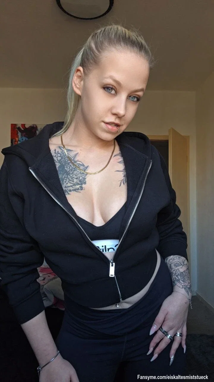 Ich weiß genau, wie sehr dich dieser Blick triggert… und ich genieße es viel zu sehr 😏 Ich bin heute richtig in Stimmung, mich langsam vor dir fallen zu lassen… und du darfst zuschauen, wie es immer heißer wird🥵😈💦