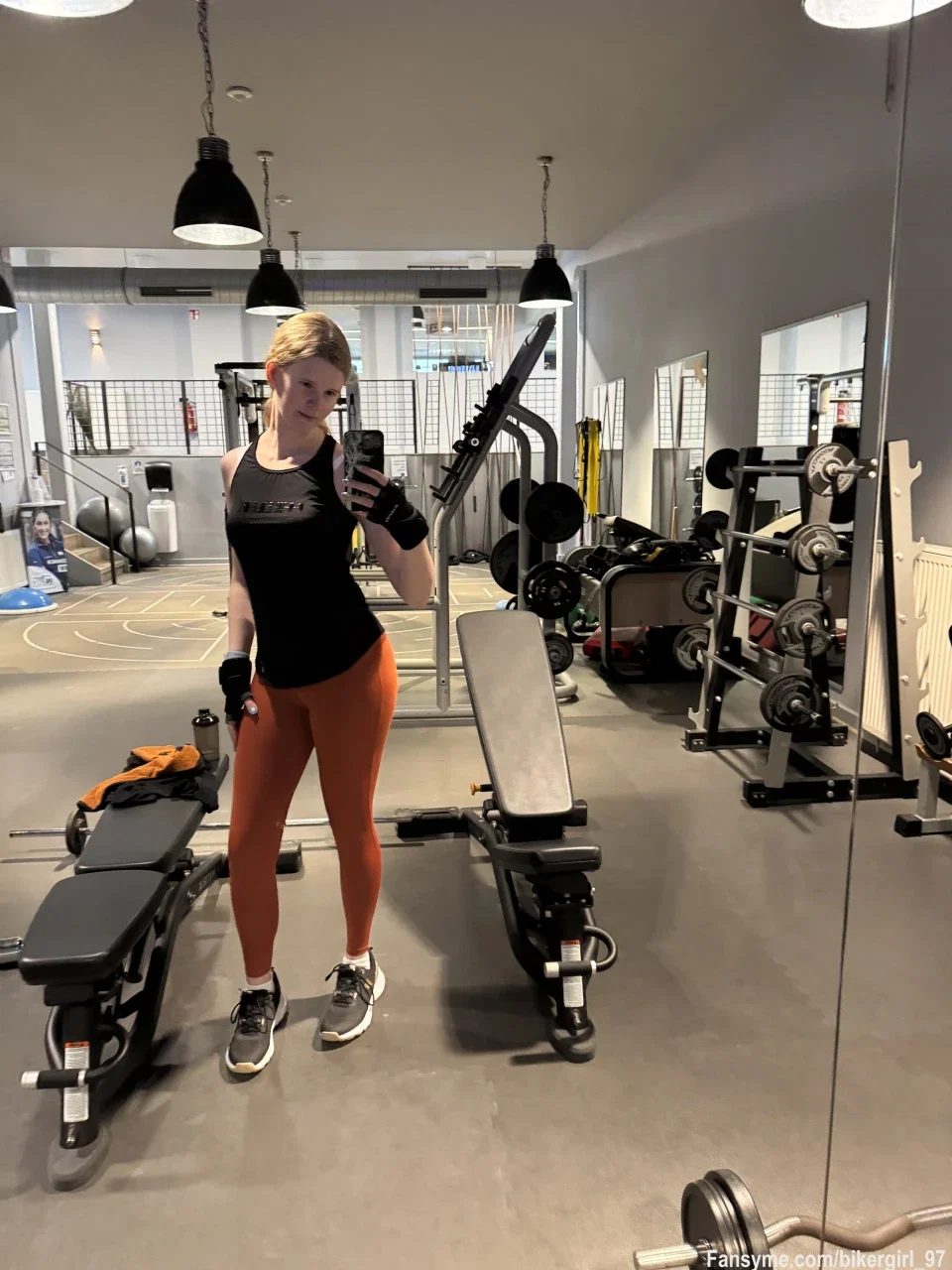 Ich trainiere heute meinen Oberkörper... Was später in der Umkleide passiert ist, siehst du später😈🔥
#amateur #blond #geil #horny #sexy #skinny #teen #unschuldig #german #wet #fansfollowme #leggings